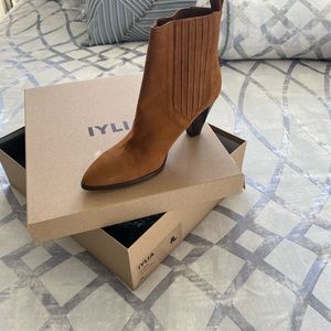 Brown suede heeled boot